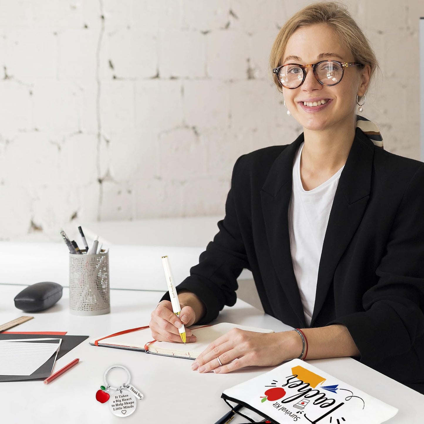 UAREHIBY 16 PCS Teacher Gifts in Bulk, Thank You Teachers Gifts With Makeup Bags, Teacher's Appreciation Week Keychain, Bookmark Gift for Teachers, Best Teacher Ever Pen Gift, Christmas Idea