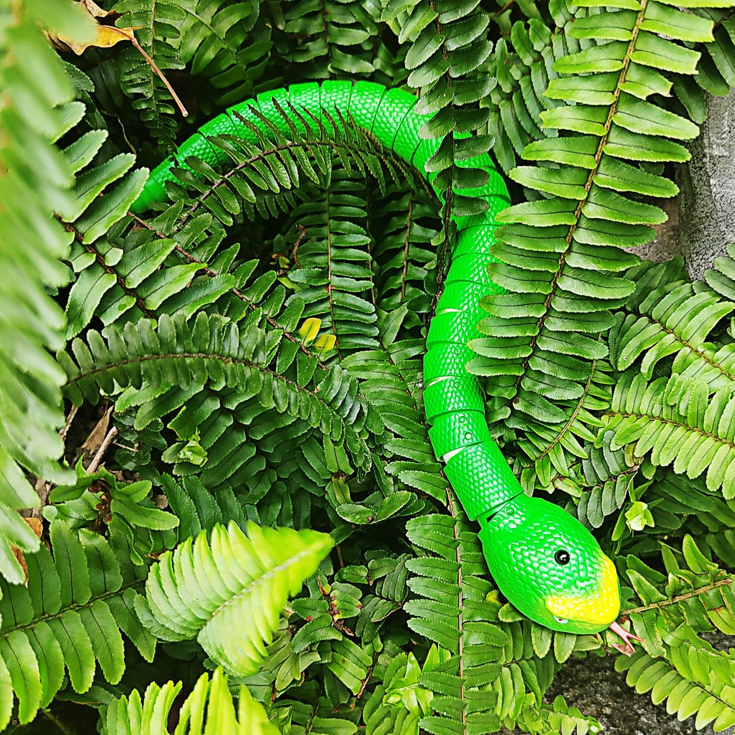 Tipmant RC Snake IR Remote Control Crawlers Fake Realistic Animals Vehicle Scary Prank Toys Kids Birthday Halloween (Green)