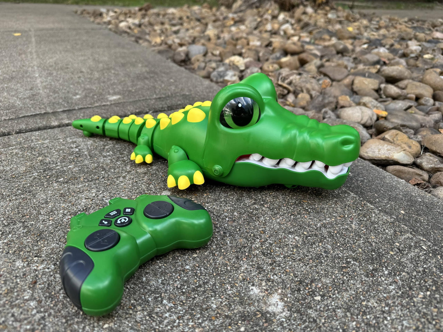Remote Control Crocodile Toy Car, [2025 NEW] Rechargeable 2.4GHz RC Alligator Robot with Realistic Biting Action, 3-in-1 Prank Game & Interactive Car - Fun Birthday Gift for Boys & Girls Ages 3-10